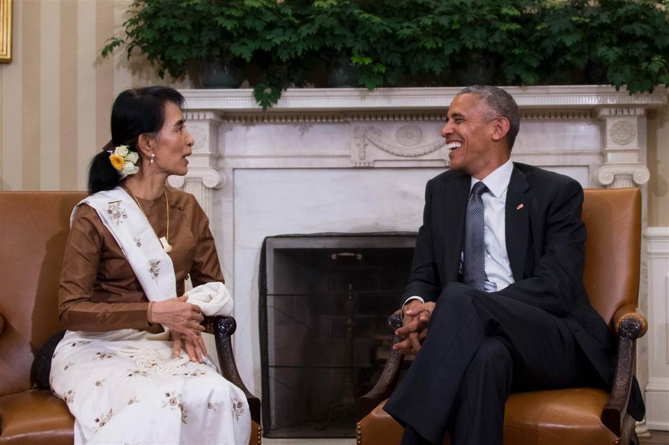 Mỹ sẵn sàng gỡ bỏ trừng phạt kinh tế với Myanmar - 1 Tổng thống Mỹ Barack Obama (phải) và bà Aung San Suu Kyi tại cuộc gặp ở Phòng Bầu Dục (Ảnh: AFP)