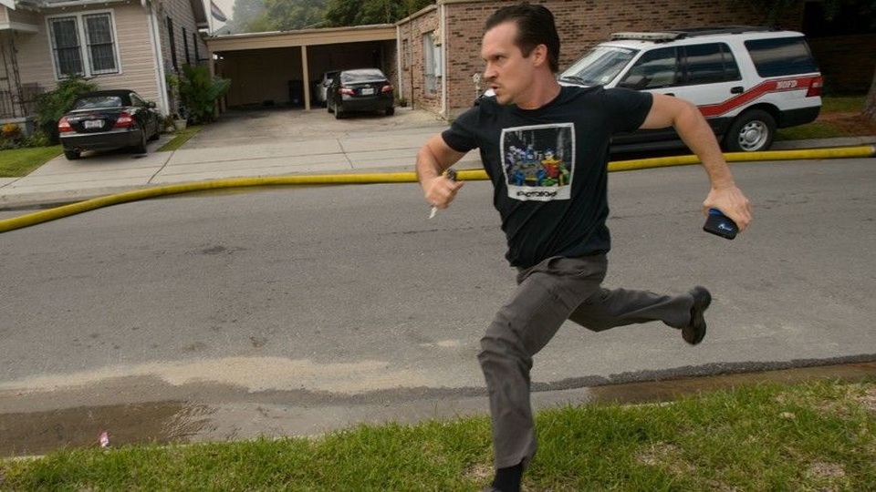 Gideon Hodge chạy về phía căn nhà đang cháy (Ảnh: DM)