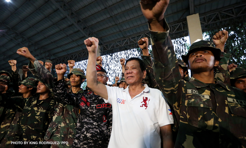 Cuộc chiến chống ma túy đẫm máu ở Philippines kéo dài thêm 6 tháng - 1 Tổng thống Philippines Rodrigo Duterte (áo trắng) chụp ảnh cùng các binh sĩ tại trại Tecson, Bulacan (Ảnh: PPD)