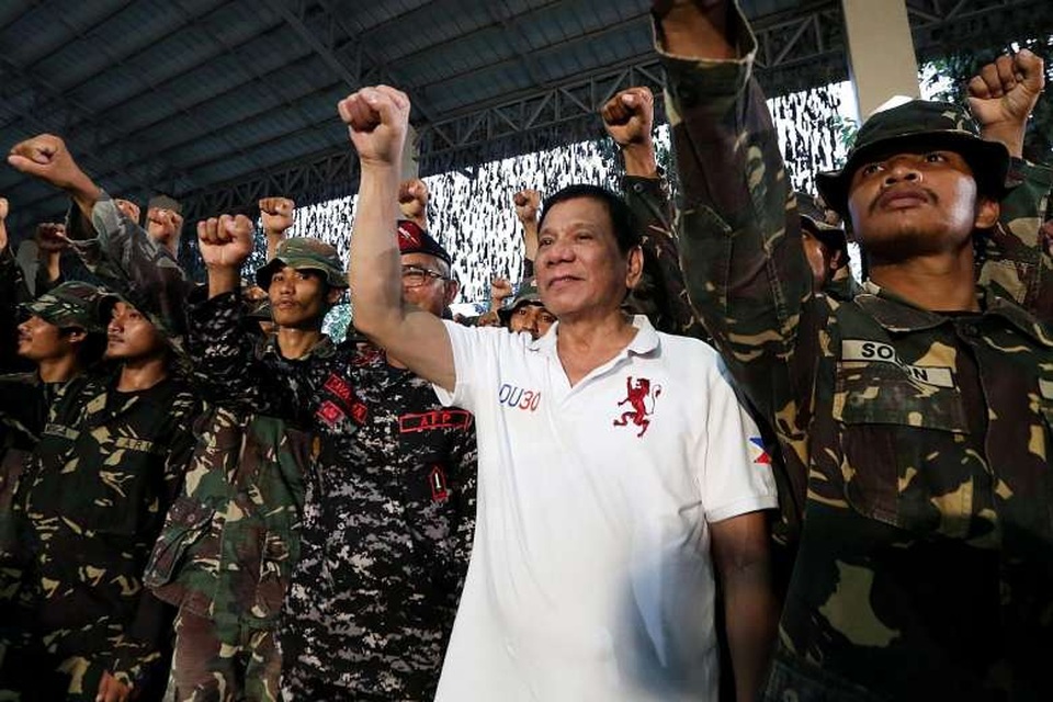 Biệt đội sát thủ khét tiếng tại Philippines và “bóng dáng” của Tổng thống Duterte - 4 Tổng thống Duterte (áo trắng) chụp cùng các binh sĩ Philippines (Ảnh: EPA)