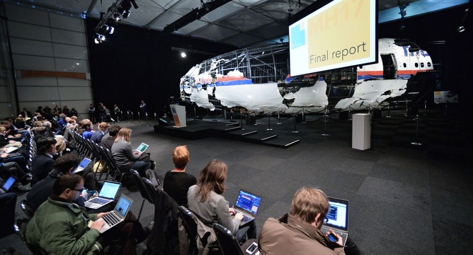 Một phần mảnh vỡ MH17 được phục dựng lại và trưng bày trong buổi công bố báo cáo về thảm họa MH17 ở căn cứ không quân Gilze Reyen, Hà Lan. (Ảnh: Sputnik)