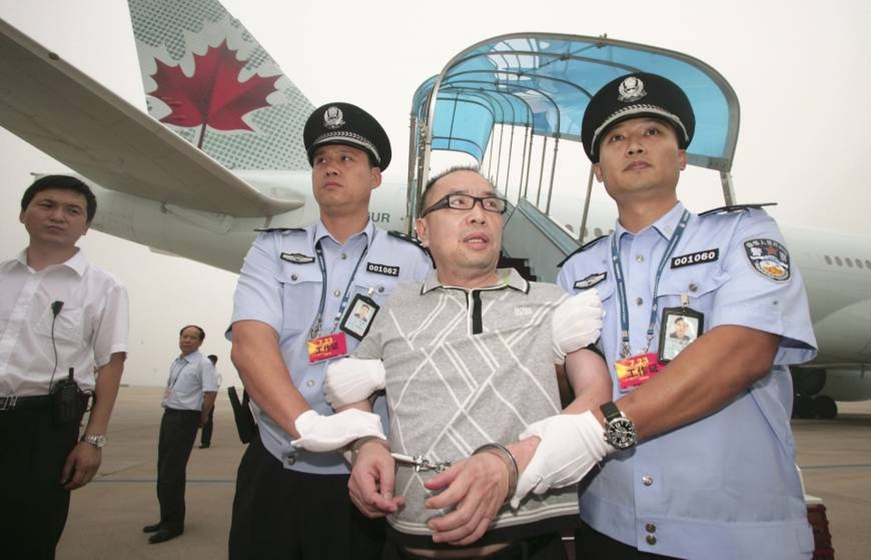 Trung Quốc “giăng lưới” thu hồi tài sản của quan tham tẩu tán sang Canada - 1 Một quan tham Trung Quốc bị dẫn giải từ Canada về nước tại sân bay quốc tế Bắc Kinh vào năm 2011 (Ảnh: Reuters)