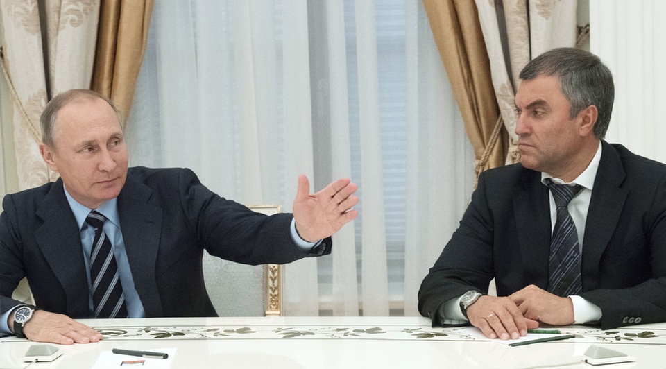 Tổng thống Putin đề cử trợ lý thân tín làm Chủ tịch Hạ viện Nga - 1 Tổng thống Vladimir Putin (trái) và Phó Chánh văn phòng Vyacheslav Volodin (Ảnh: Sputnik)
