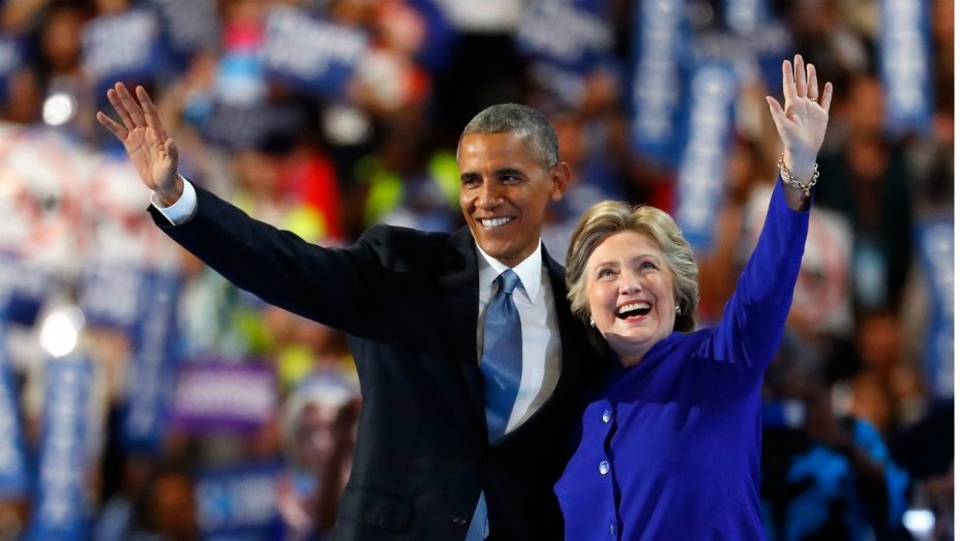 Tổng thống Obama tiếp sức cho bà Clinton trước giờ G - 1 Tổng thống Barack Obama và bà Hillary Clinton tại đại hội toàn quốc đảng Dân chủ hồi tháng 7 ở Philadelphia, Pennsylvania (Ảnh: Getty)