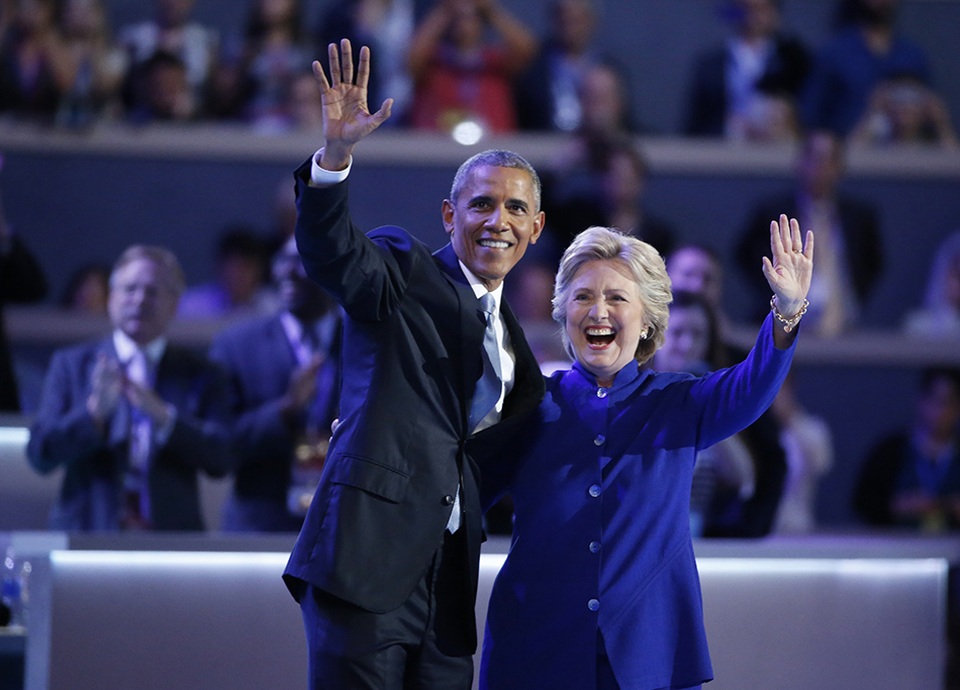 Tổng thống Obama khen ngợi bà Clinton sau cuộc tranh luận đầu tiên - 1 Tổng thống Obama và bà Clinton tại đại hội toàn quốc đảng Dân chủ tại Philadelphia hồi tháng 7 (Ảnh: PBS)