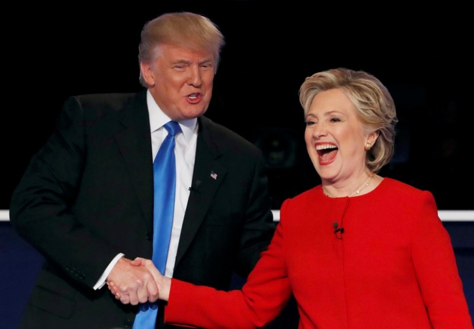 Ông Donald Trump và bà Hillary Clinton bắt tay trong cuộc tranh luận đầu tiên vào tối 26/9 (Ảnh: Reuters)