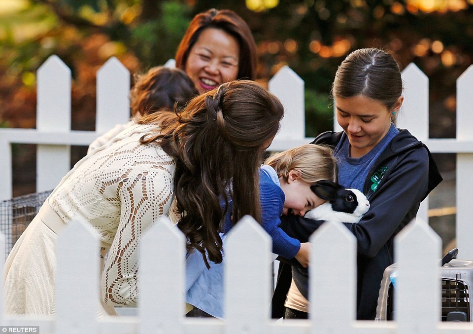 Công chúa Charlotte còn sà xuống ôm hôn chú thỏ này.