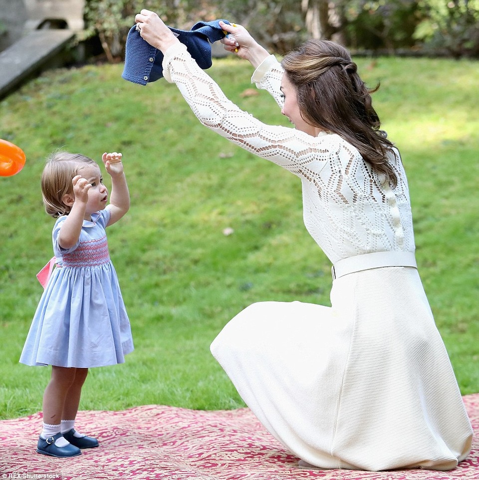 Khoảnh khắc chơi đùa của Công chúa Charlotte và mẹ, Công nương Kate.