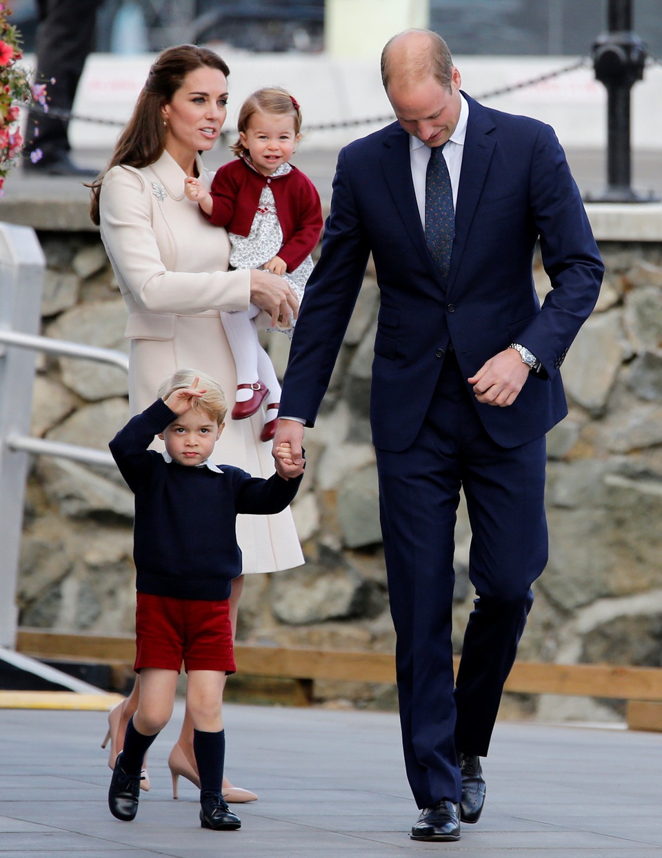 Rất đông người dân Canada đã xếp hàng tại cảng để tạm biệt gia đình Công tước và Công nương xứ Cambridge, bày tỏ tình cảm yêu mến của họ tới gia đình cặp đôi hoàng gia nổi tiếng.