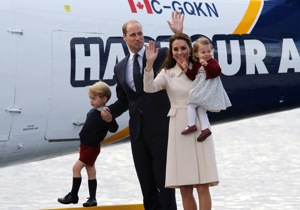 Hoàng tử William và Công nương Kate cũng gửi lời cảm ơn tới người dân Canada sau chuyến đi này. “Catherine và tôi vô cùng biết ơn người dân Canada vì sự nồng ấm và lòng hiếu khách mà họ đã dành cho gia đình chúng tôi trong tuần qua”.