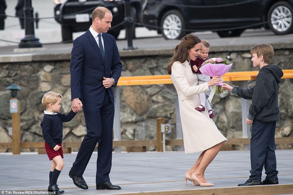 Trong số những người yêu mến Hoàng tử và Công chúa nhí nước Anh có cậu bé người Canada Daniel Brachman. Daniel Brachman là đại diện của tổ chức Power to Be bent down. Cậu bé 9 tuổi đã mang một bó hoa tới tặng cho Công chúa Charlotte.