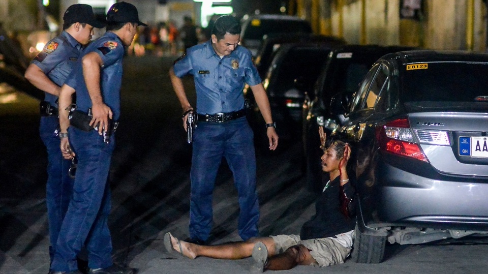 Thoát nạn trong gang tấc nhờ giả chết trước “biệt đội tử thần” Philippines - 2 Santigao giơ tay xin hàng khi cảnh sát vây quanh tại hiện trường vụ xả súng (Ảnh: Al Jazeera)