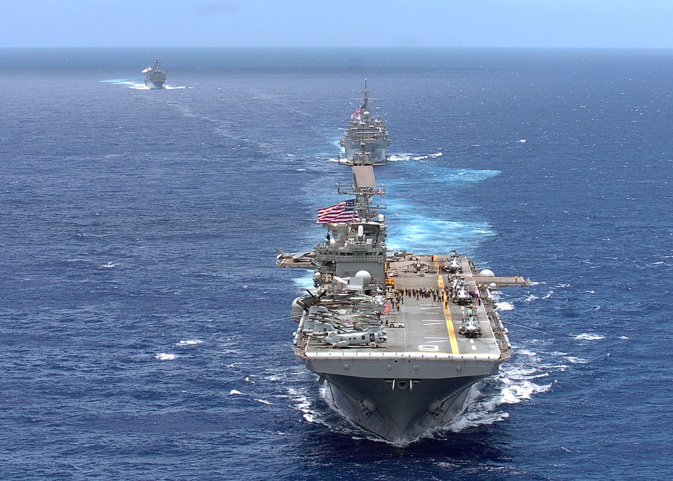 Hải quân Mỹ tập trận rầm rộ trên Biển Đông - 1 Tàu đổ bộ tấn công USS Bonhomme Richard dẫn đầu đội tàu ở khu vực đảo Guam (Ảnh: US Navy)