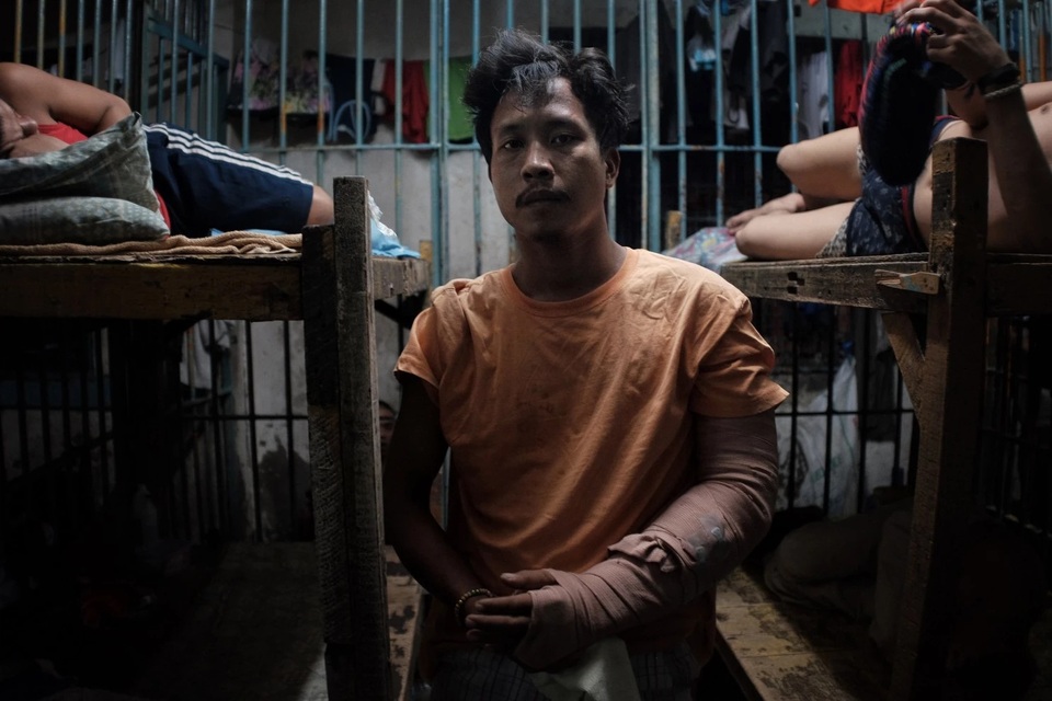 Thoát nạn trong gang tấc nhờ giả chết trước “biệt đội tử thần” Philippines - 1 Santiago đứng trong phòng giam của sở cảnh sát Manila (Ảnh: Washington Post)