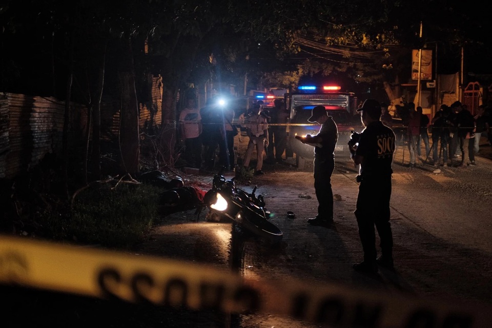 Thoát nạn trong gang tấc nhờ giả chết trước “biệt đội tử thần” Philippines - 3 Các điều tra viên có mặt tại hiện trường một vụ bắn chết nghi phạm ma túy tại thành phố Pasig, Philippines hồi tháng 9 (Ảnh: Washington Post)