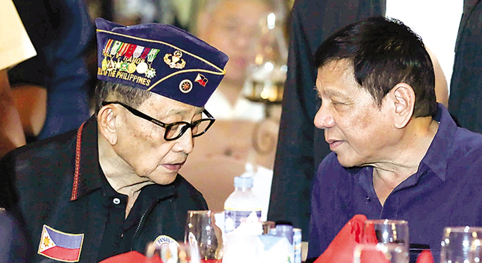 Cựu Tổng thống Philippines thất vọng về chính phủ của ông Duterte - 1 Tổng thống Rodrigo Duterte (phải) và cựu Tổng thống Fidel Ramos (Ảnh: MB)