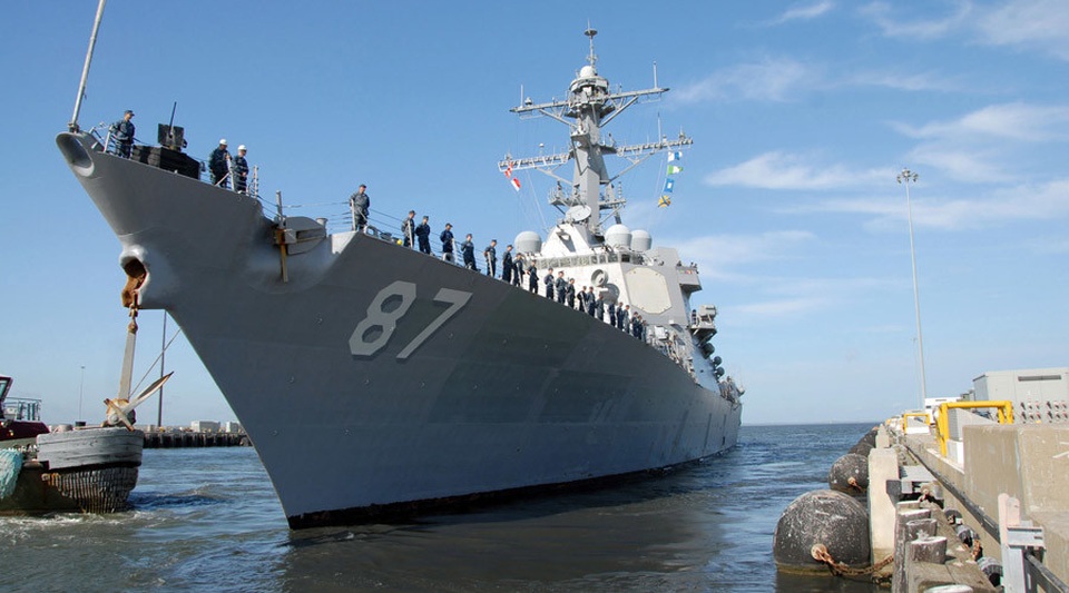 Tàu chiến Mỹ bị tên lửa từ Yemen tấn công - 1 Tàu khu trục USS Mason. (Ảnh: RT)