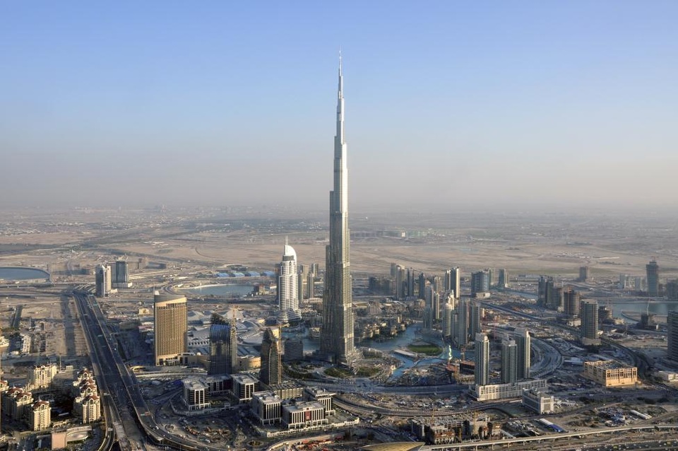 
1. Burj Khallifa ở Dubai, Các tiểu vương quốc Ả rập thống nhất, hiện là tòa nhà cao nhất thế giới với chiều cao 828m. Tòa tháp được khai trương vào năm 2010 sau 6 năm xây dựng, trở thành điểm nhấn đặc biệt của Dubai.
