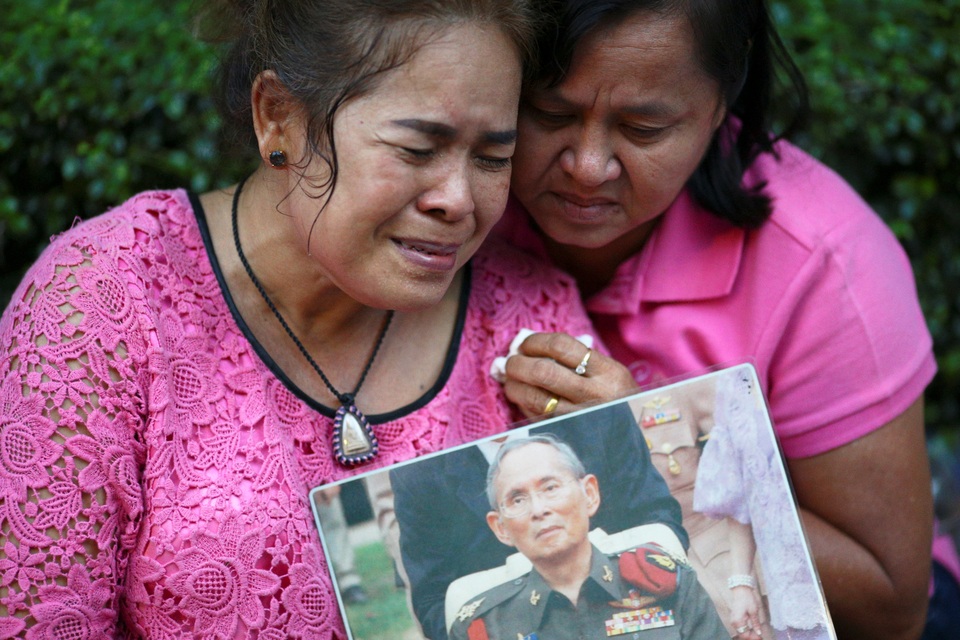 Họ cùng an ủi nhau vượt qua nỗi mất mát quá lớn này.