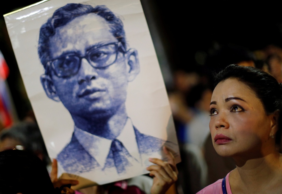 Vào lúc 15h52 chiều nay (theo giờ địa phương), sau khi thông tin về sự ra đi của Nhà vua Bhumibol chính thức được công bố, hàng nghìn người có mặt bên ngoài bệnh viện đã bật khóc nức nở.