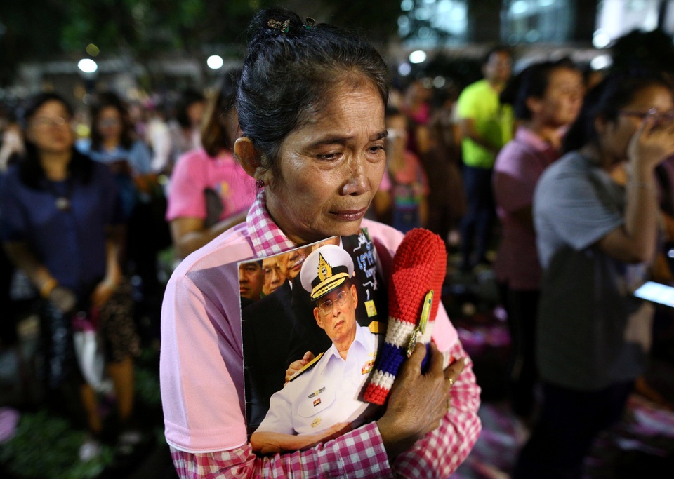 Nỗi đau hằn sâu trong đôi mắt của người phụ nữ này khi nghe tin vị vua kính yêu qua đời.