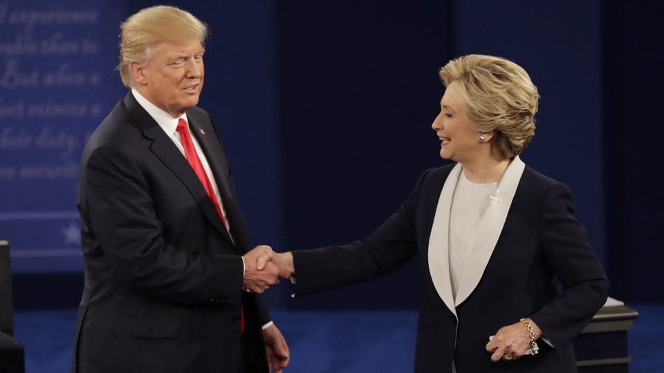 Tranh luận Trump - Clinton thu hút hơn 120 triệu người xem trực tuyến - 1 Ông Trump và bà Clinton bắt tay nhau trong cuộc tranh luận lần 2 hôm 9/10 (Ảnh: QZ)
