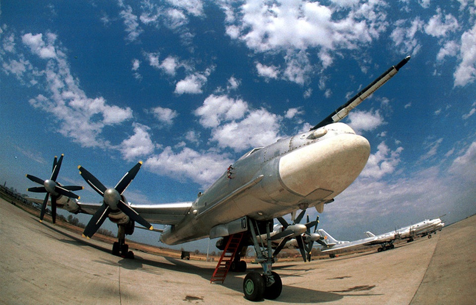 Nga sắp điều máy bay ném bom tuần tra trên Thái Bình Dương - 1 Máy bay Tu-95MS. (Ảnh: TASS)