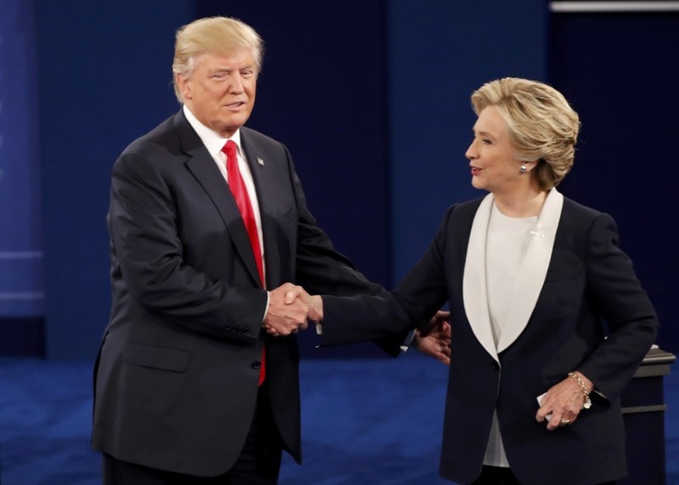 Ông Trump và bà Clinton bắt tay tại cuộc tranh luận lần 2 hôm 9/10 (Ảnh: Reuters)