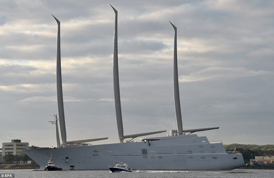 Siêu du thuyền 450 triệu USD "khoe dáng" trên biển - 3 Du thuyền Sailing Yacht A có chiều dài lên tới hơn 140m, cột buồm cao hơn 91 m, cao hơn cả tháp đồng hồ Big Ben của Anh. (Ảnh: EPA)