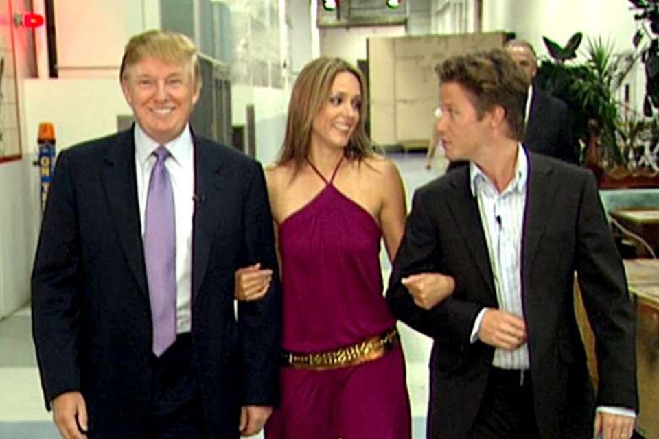 Người dẫn chương trình “vào hùa” với ông Trump trong video gây sốc bị sa thải - 1 Billy Bush (ngoài cùng bên phải) xuất hiện cùng tỷ phú Donald Trump (ngoài cùng bên trái) và nữ diễn viên Arianne Zucker trong đoạn video gây sốc được quay từ năm 2005 (Ảnh: Washington Post)