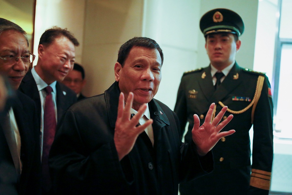 Tổng thống Philippines Rodrigo Duterte tới khách sạn ở Bắc Kinh, Trung Quốc tối 18/10 (Ảnh: Reuters)