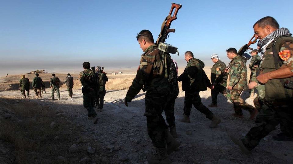 Malaysia, Singapore lo ngại nguy cơ làn sóng khủng bố trở lại từ Mosul - 1 Các tay súng người Kurd tham gia chiến dịch giải phóng Mosul. (Ảnh: Reuters)