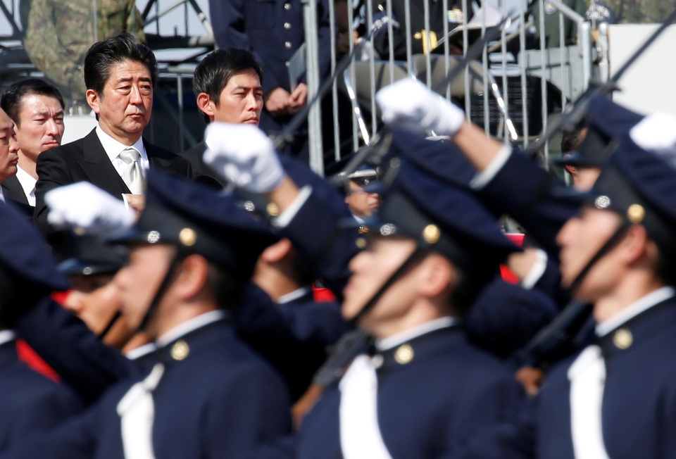 Thủ tướng Abe cũng đồng thời là Tổng tư lệnh Lực lượng phòng vệ Nhật Bản.