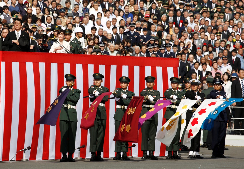 Nhiều quan chức cấp cao, các cựu chiến binh và người dân Nhật Bản đã tới dự lễ duyệt binh hoành tráng ở căn cứ Asaka.
