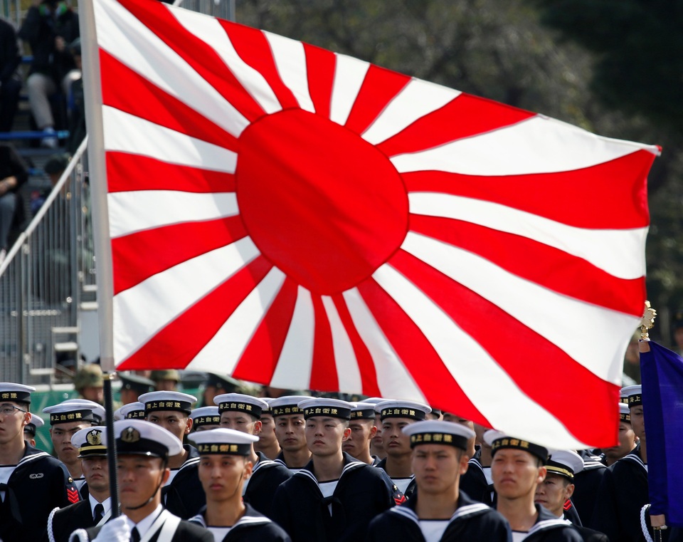 Các binh sĩ thuộc Lực lượng phòng vệ hải quân Nhật Bản diễu hành qua lễ đài.