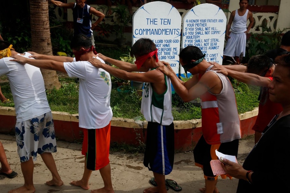 Cuộc sống bên trong trại cai nghiện ma túy ở Philippines - 2 Theo Chủ tịch Ủy ban hoạch định chính sách cai nghiện của Philippines, Benjamin Reyes, Philippines hiện có khoảng 44 trung tâm điều trị cai nghiện, thuộc quyền quản lý của cả tư nhân và nhà nước. Tổng cộng số học viên tham gia điều trị tại 44 trung tâm này là 7.200 người. Trong ảnh: Các học viên cùng chơi trò chơi tại trung tâm cai nghiện ở San Fernando.