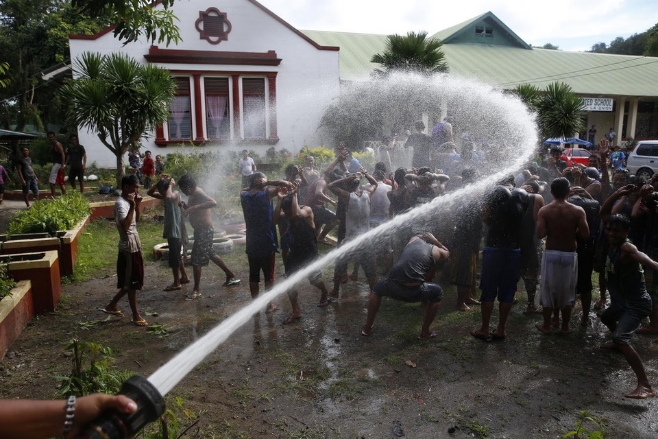 Cuộc sống bên trong trại cai nghiện ma túy ở Philippines - 1 Ngay từ khi nhận nhiệm sở hồi cuối tháng 6, Tổng thống Rodrigo Duterte đã phát động chiến dịch truy quét nghi phạm buôn bán và sử dụng ma túy tại Philippines trên quy mô toàn quốc. Từ đó đến nay, 2.288 người đã thiệt mạng trong chiến dịch này, 700.000 đối tượng buôn bán và sử dụng ma túy đã ra đầu thú tại các sở cảnh sát để hưởng sự khoan hồng. Trong ảnh: Các học viên cai nghiện tham gia hoạt động tập thể ngoài trời ở Philippines.