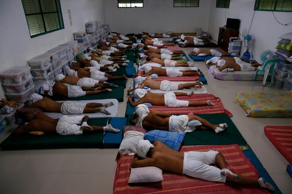 Cuộc sống bên trong trại cai nghiện ma túy ở Philippines - 14 Giờ nghỉ ngơi của các học viên trong trung tâm cai nghiện.