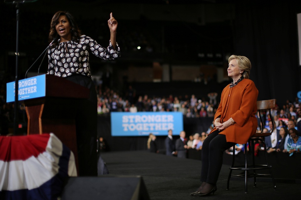 Đệ nhất phu nhân Mỹ còn trìu mến gọi bà Clinton là “cô gái của tôi”, đồng thời bày tỏ sự trân trọng dành cho vợ chồng cựu Ngoại trưởng Mỹ vì đã giúp đỡ chồng bà, Tổng thống Barack Obama, rất nhiều từ khi ông Obama đặt chân tới Nhà Trắng.