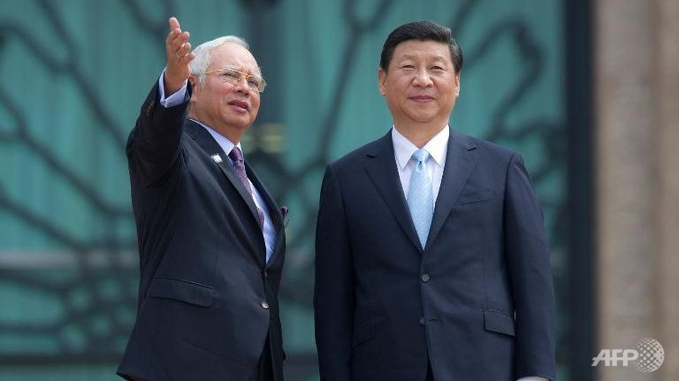 Malaysia tính mua tàu tác chiến ven biển của Trung Quốc - 1 Thủ tướng Malaysia Najib Razak (trái) và Chủ tịch Trung Quốc Tập Cận Bình ở bên ngoài văn phòng của Thủ tướng Razak tại Putrajaya (Ảnh: AFP)