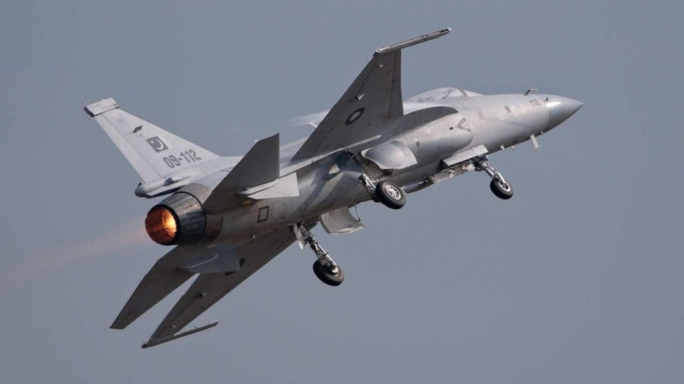 Vũ khí Trung Quốc thất thế trong cuộc đua với Mỹ và Nga - 1 Chiến đấu cơ JF-17 do Trung Quốc và Pakistan hợp tác sản xuất. (Ảnh: SCMP)