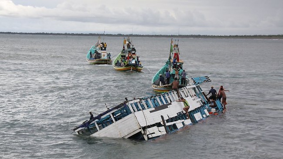 Đắm tàu ở Indonesia, 20 người chết - 1 Hình ảnh một vụ lật tàu ở Indonesia năm 2011 (Ảnh: AFP)
