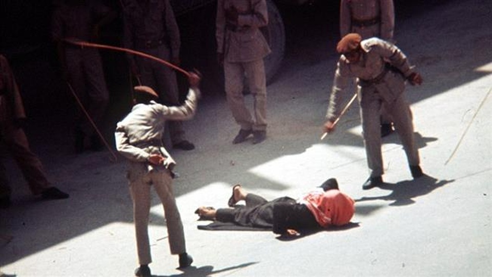 Hoàng tử Ả-rập Xê-út bị tống giam, phạt roi vì phạm tội - 1
Cảnh sát Ả-rập Xê-út phạt roi công khai một người phạm tội (Ảnh minh họa: PressTV)