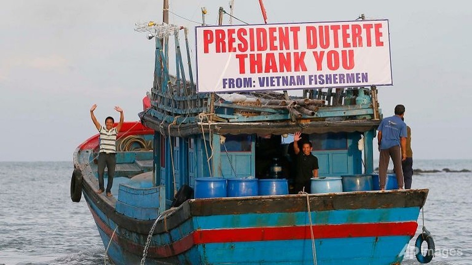Philippines thả 17 ngư dân Việt Nam - 1 Ngư dân Việt Nam vui mừng sau khi được Philippines trả tự do. Tấm biển ghi dòng chữ cảm ơn Tổng thống Rodrigo Duterte được gắn trên một con tàu. (Ảnh: AFP)