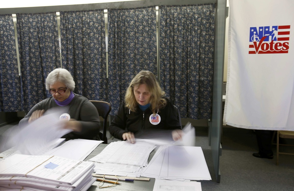 Nhân viên giám sát bầu cử làm việc tại điểm bỏ phiếu ở Woodstock, bang New Hampshire