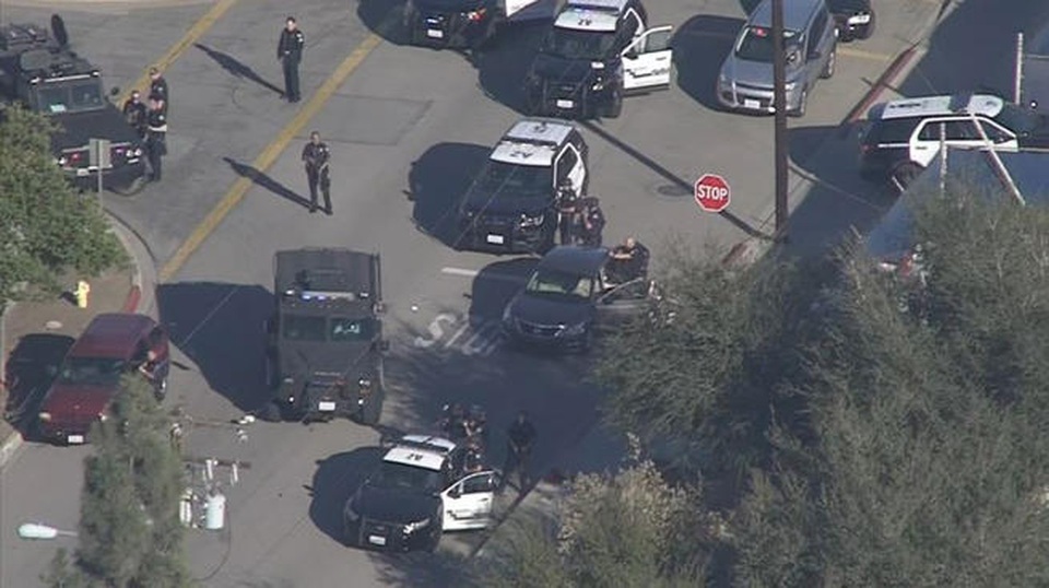 Cánh sát tập trung tại nơi xảy ra nổ súng ở Azusa (Ảnh: NBC)