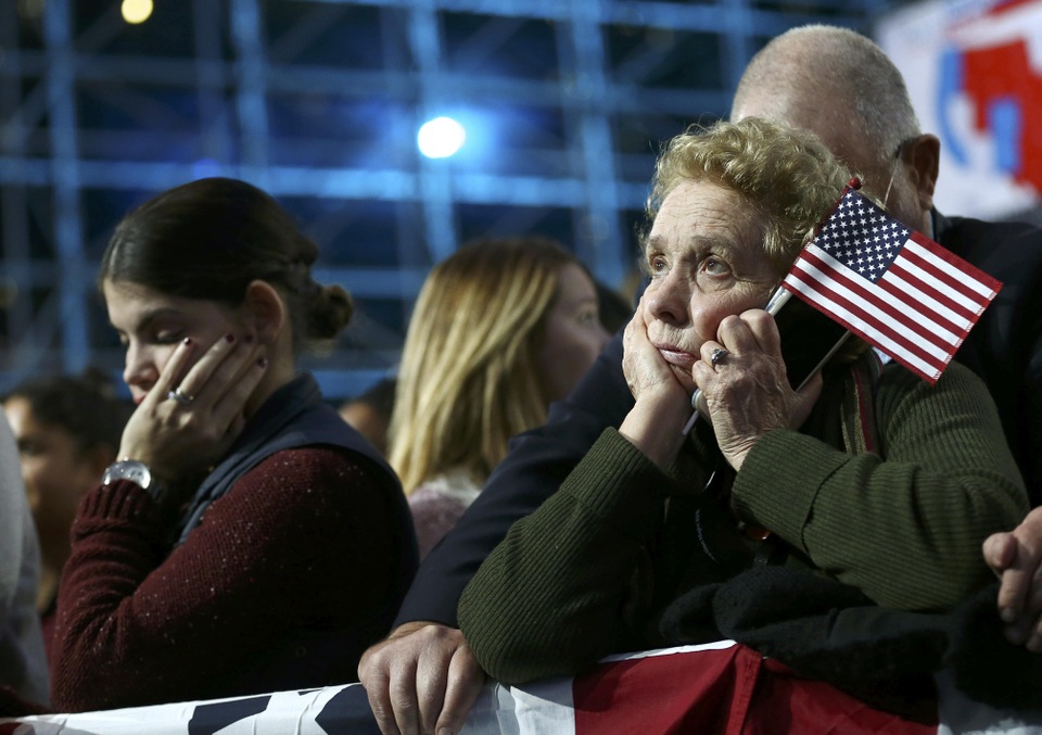 Người ủng hộ bà Hillary Clinton buồn bã khi nghe các bang công bố kết quả kiểm phiếu không có lợi cho ứng viên đảng Dân chủ. Tính đến 14h30 chiều nay 9/11 theo giờ Việt Nam, bà Clinton đã nhận được 218 phiếu đại cử tri. (Ảnh: Reuters)