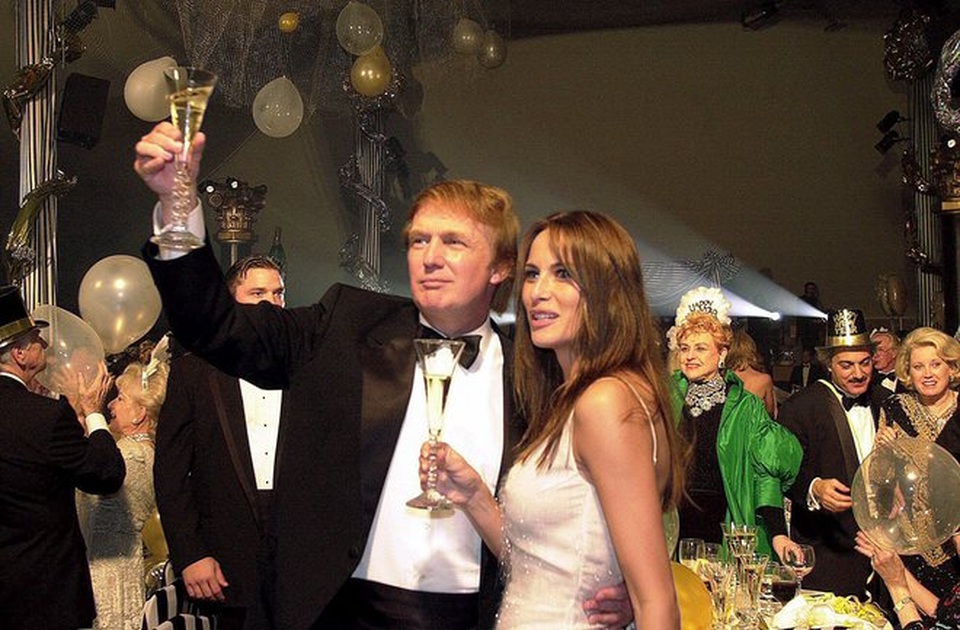 Đường tới Nhà Trắng của tỷ phú Donald Trump - 13 Donald Trump và bạn gái Melania Knauss trong một bữa tiệc mừng năm mới vào năm 2000. Cả hai gặp nhau năm 1998 và kết hôn năm 2005. Cặp đôi có một cậu con trai tên là Barron. (Ảnh: AP)