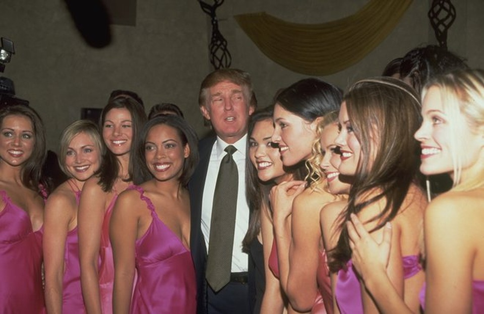 Đường tới Nhà Trắng của tỷ phú Donald Trump - 14 Ông Trump chụp ảnh cùng các thí sinh hoa hậu Mỹ. Từ năm 1996 đến 2015, ông Trump là người nắm bản quyền cuộc thi Hoa hậu Hoàn vũ nổi tiếng thế giới. (Ảnh: Getty)
