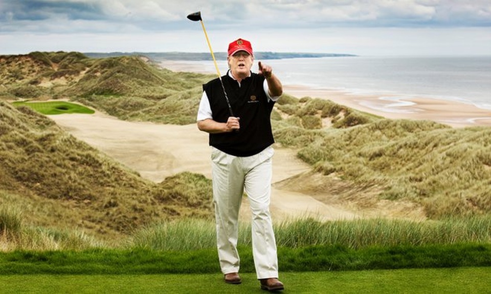 Đường tới Nhà Trắng của tỷ phú Donald Trump - 16 Ông Trump có mặt tại lễ khai trương dự án sân golf mới ở Mỹ vào năm 2011 (Ảnh: Guardian)